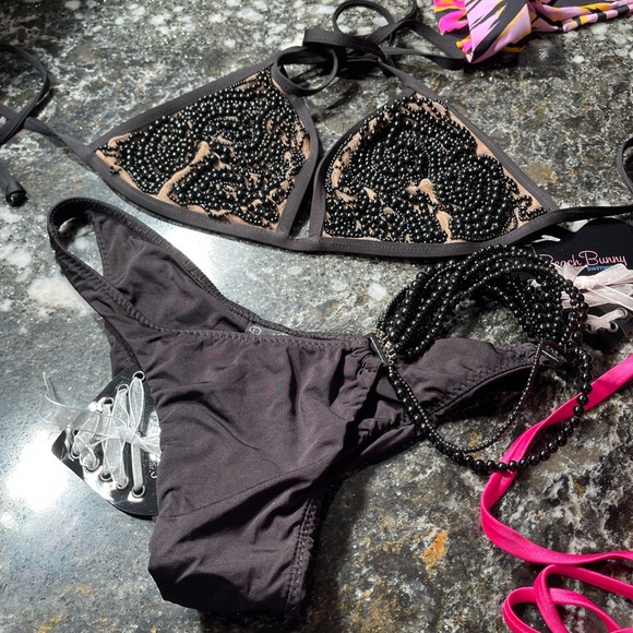 New with or without tags beach bunnies XL or L sizes have two small sets - Picture 9 of 17